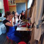 Les clowns se préparent avant le spectacle